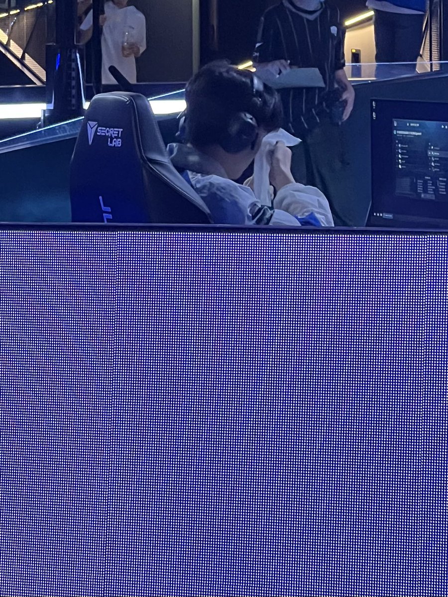 go_rascal_'s tweet image. 고생해써,,,
(광희 인공눈물 흐르는거 닦는거임,,)