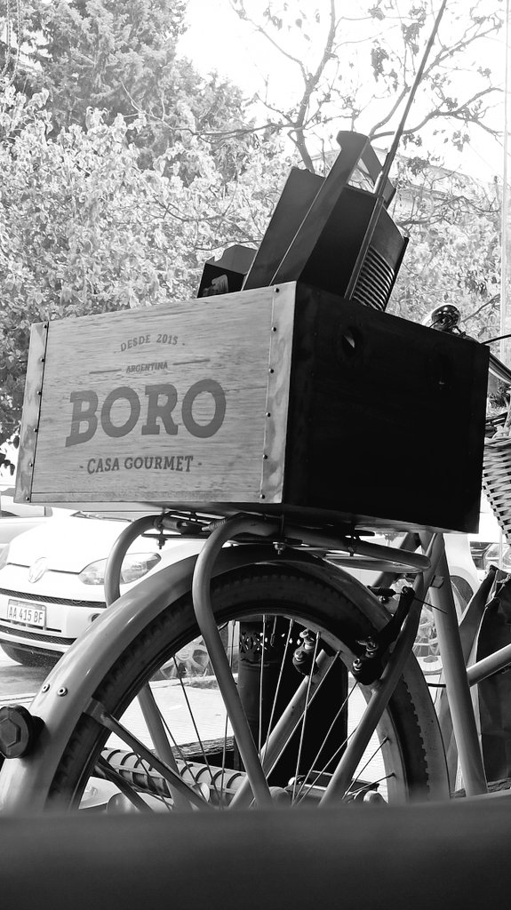 BOROCG's tweet photo. La bici de reparto, modo accesorio del local. https://t.co/THLp1TB8Yb