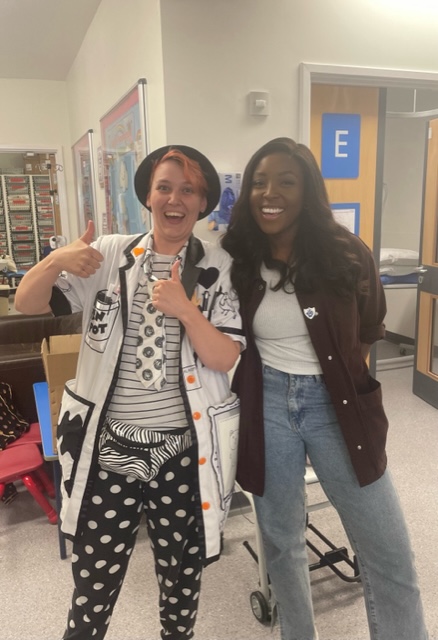 Dr Scribble was @LeedsHospitals yesterday, she was very happy to meet Blue Peter presenter @mwaksybluepeter at their youth forum fair, and a special child who is having a long hospital stay and took the time to do a 'scribble' of their own.