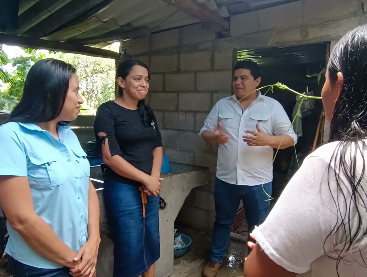 PlateroSaul's tweet photo. En San José Guayabal, unidos por un propósito: renovar esperanzas. 

Junto a líderes de #CuscatlanNorte, aportamos a la restauración de un hogar. La verdadera acción trasciende palabras.  🏠🇸🇻 https://t.co/oWdEDRSDiP