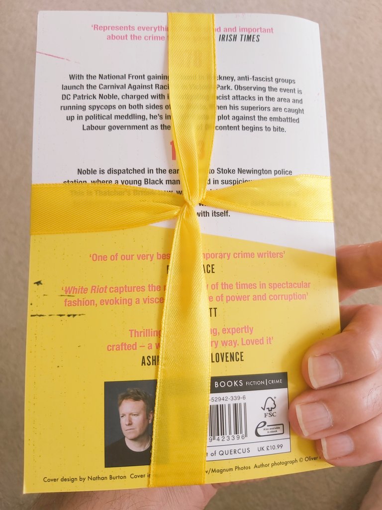 theJBP1's tweet image. This is the 1st book I've ordered from @bertsbooks &amp;amp; it won't be the last.
Love the giftwrapping, what a lovely touch ♥️👏
The book is #WhiteRiot by #JoeThomas &amp;amp; I can't wait to get stuck in, I've been looking forward to reading this for a while 👏