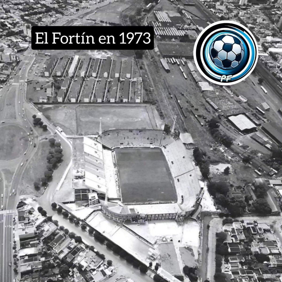pasameelfulboo's tweet photo. Postal aérea del teatro Amalfitani, en el año 1973, previo a la construcción de la sur alta y la autopista Perito Moreno.
.
Info y fotografía de @MuroVelezano
#Pasameeelfulbo
#velezsarsfield #Velez #vélez #JoseAmalfitani #conmebol #Copa #EstadioAmalfitani #dalevelez #Fortin https://t.co/jS4eeQUPw3