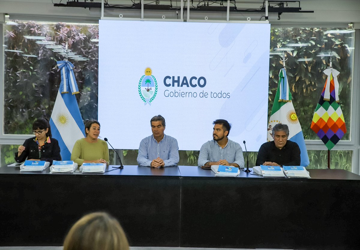 mplazascheaffer's tweet photo. - Junto al Gobernador Jorge Capitanich, la Vicegobernadora Analia Quiroga y el Ministerio de Ambiente y Desarrollo Territorial Sostenible entregamos 9 carpetas técnicas de Relevamientos Territoriales a comunidades del Pueblo Qom. https://t.co/eh58c3idez