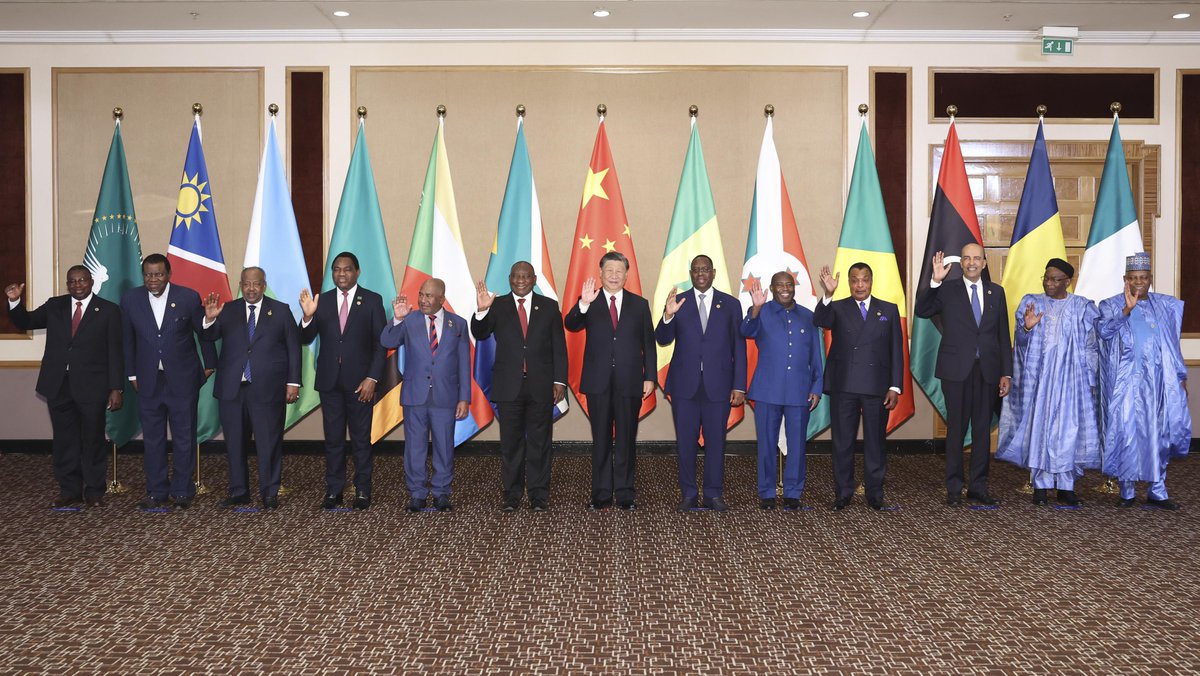 XinhuaItalia's tweet photo. Il presidente cinese #XiJinping posa per una foto di gruppo con i partecipanti al China-Africa Leaders' Dialogue a Johannesburg, in #Sudafrica. Ieri Xi ha co-presieduto l'evento con il presidente sudafricano Cyril Ramaphosa #ChinaAfricaLeadersDialogue #CooperationInAction 🌍📷🤝 https://t.co/1Z8UOB3JCR