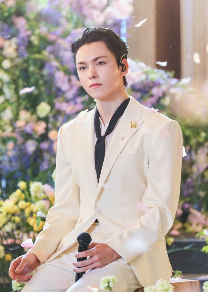 <a href="/Karinaille/">지민씨。</a> Senyuman di wajahnya seolah berkata 'halo' kepada seluruh mata yang tengah tertuju padanya. Pria itu berdiri dengan tegap menghadap para tamu, mengambil microphone lalu menyapa dengan senyum sambil terkekeh pelan.