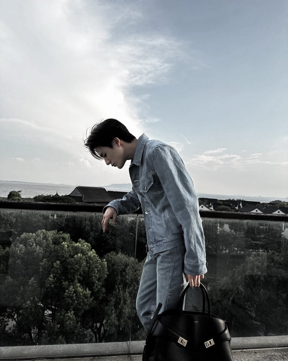 Jsenolee's tweet image. The sun&apos;s glare acts as one of the markers for me to relish the crisp air that greets me. As straightforward as it might seem, it makes me feel like my life is worth being lived. Grasping snippets of coolest, I never lose sight of the truth that I&apos;m Ferragamo&apos;s favored man.