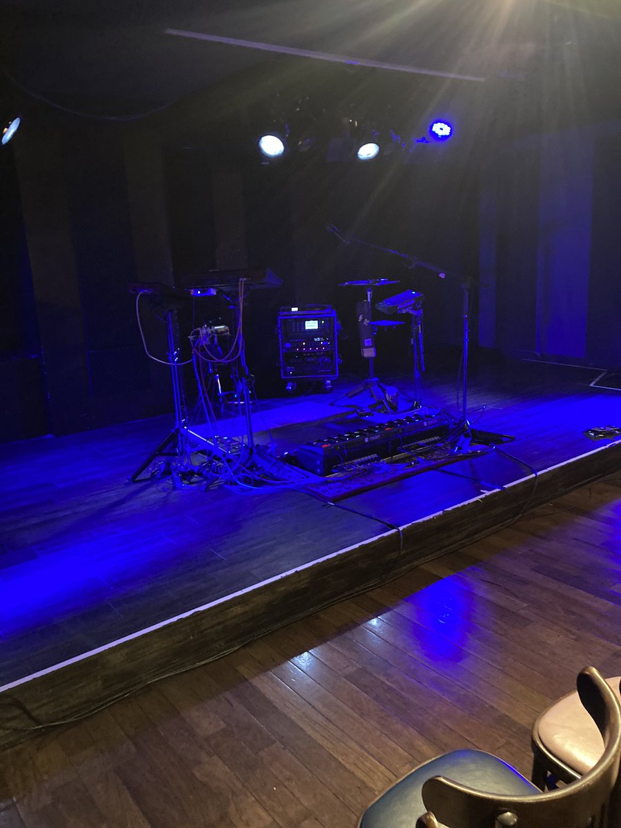 ryo_kanzyu's tweet photo. 歌もギターも神々しい。
彼女は中心核。
僕は周りを回ってた。

今夜はいつか、あの夏の日になっている。

#森恵  #BLcafe #今池 #弾き語り#musicmagic #loopmagic https://t.co/AyMfw7zJzs