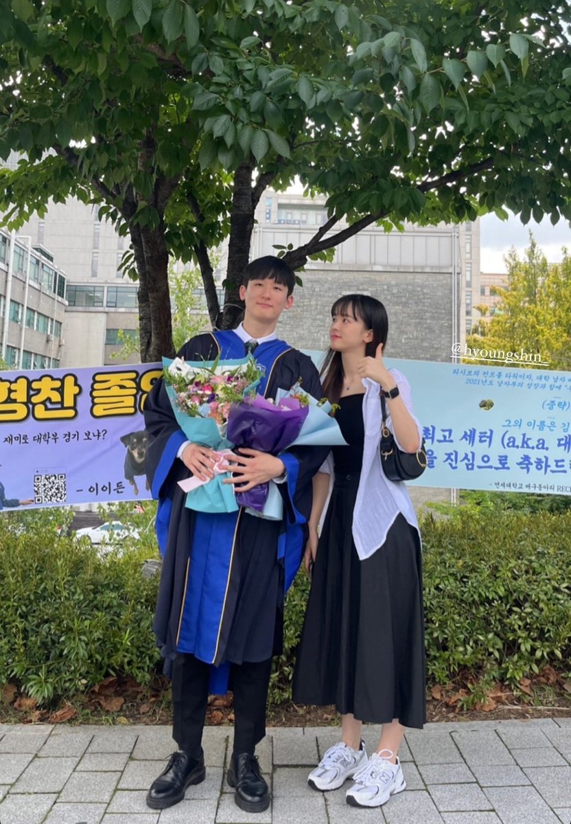 __hshin's tweet photo. 🎓🎓🎓
#HYEONGSHIN #형신 https://t.co/TjgUKr55iE