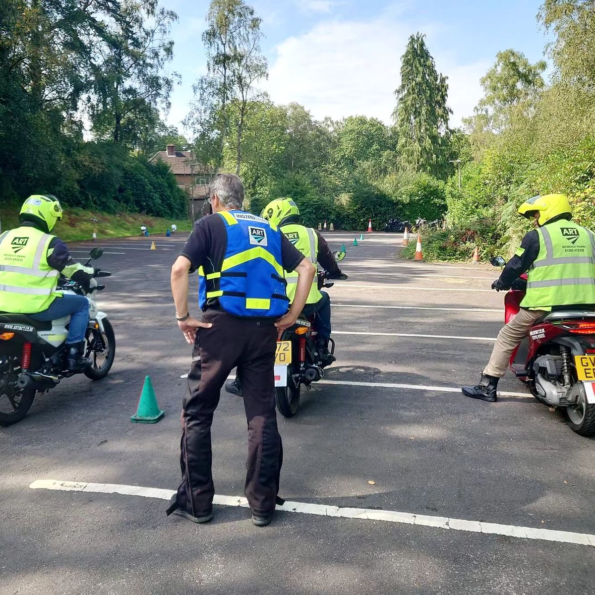 ARTMCTraining's tweet photo. Fantastic CBT & 3 generations present! (inc. Instructor Ian, sporting new heeled boots & fresh Instructor vest) 😎
Congrats Ray, son Chris & HIS son Will! Grandfather, Father & Son all very happy with their results! 👏
#artmct #phmotorcycles #CBT #Learntoride #HSOM #hondacb125 https://t.co/0N27UoQ0mJ