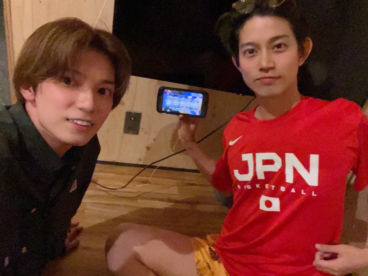 kensuke_mr6's tweet photo. すえひろがり稽古の後に
刀剣男士数人でお泊まりなう。

まさかのテレビつかなくて
携帯で浦島の耀士郎と
#FIBAバスケットボールワールドカップ2023 応援！
マジでみんなかっこいい！
まだまだ分からないよ！！

※ へし切長谷部の瑠生は隣でおねんねなう。

#刀ミュ
#日本一丸
#AkatsukiJapan
#FIBAWC https://t.co/P1FnZfOH8T