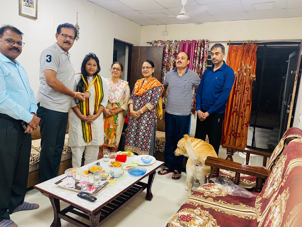 💥
दिनांक 24/08/2023 को शिवाजी नगर, भोपाल में म०प्र० पुलिस के एसपी साहब, कमांडेंट साहिबा, ज्वाइंट डायरेक्टर साहिबा (वित्त विभाग), सहा०प्रोफेसर साहब, सीआरपीएफ के अधिकारियों के साथ शिष्टाचार मुलाकात 
प्रतिष्ठित सम्मान अलंकरण *"कबीर रत्न"* से सम्मानित करते हुए,
इंजी. आर. के. वर्मा