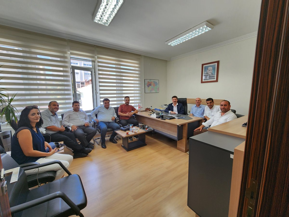 Kasimkarakas26's tweet photo. Eskişehir Tarım il Müdürü Ender Muhammet Gümüş ve İl müdür yardımcısı Rıdvan Akpolat müdürlerimizi ziyaret ettik @TasciAyhan26 https://t.co/TrQ7AJ2t8r
