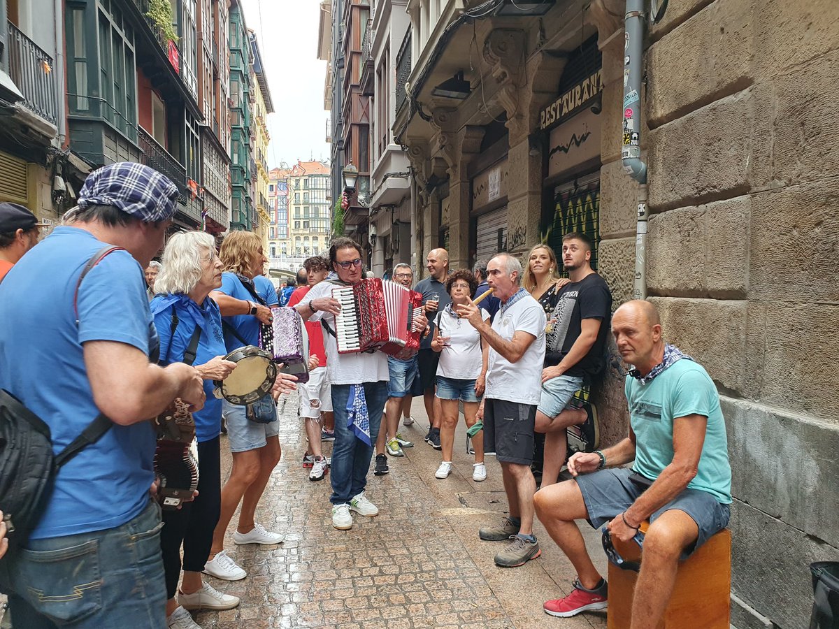 BskRoots's tweet photo. The Bilbao festak is a must see!!!
@BilbaoPasoAPaso https://t.co/g9E3ZfUHzn