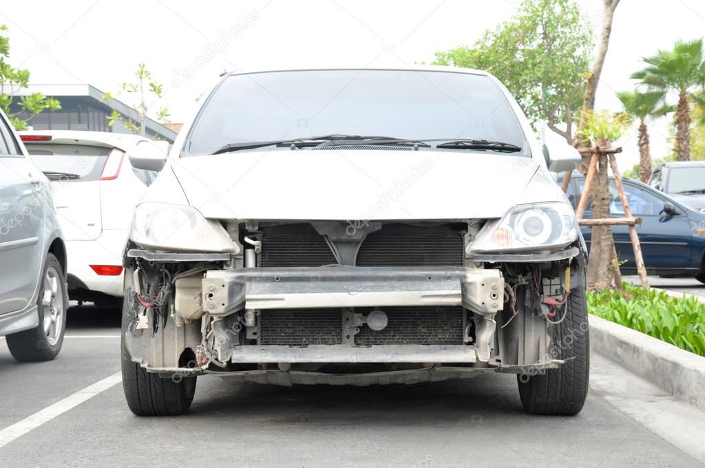 ALWearyDad's tweet image. Anybody else get nervous when a damaged car with no bumper is tailgating you? Makes you think they didn't learn anything! #BackOff