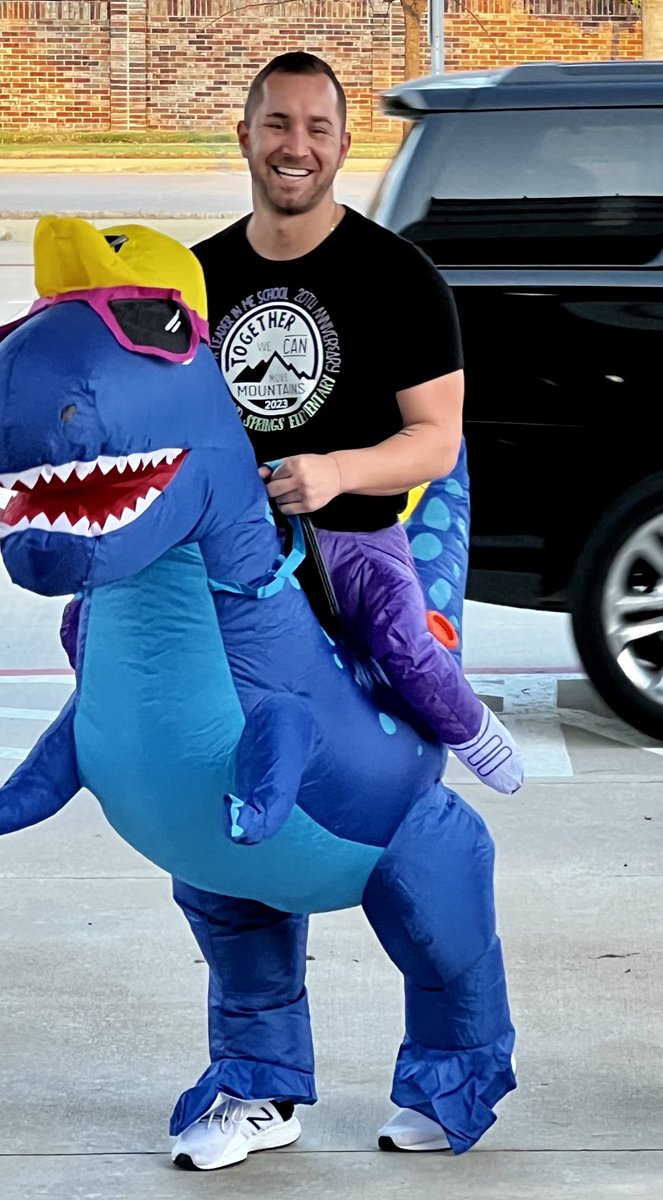 How fun is our admin? Way to put a smile on the kiddos faces during arrival! Happy Friday!!! #WSESWildcats