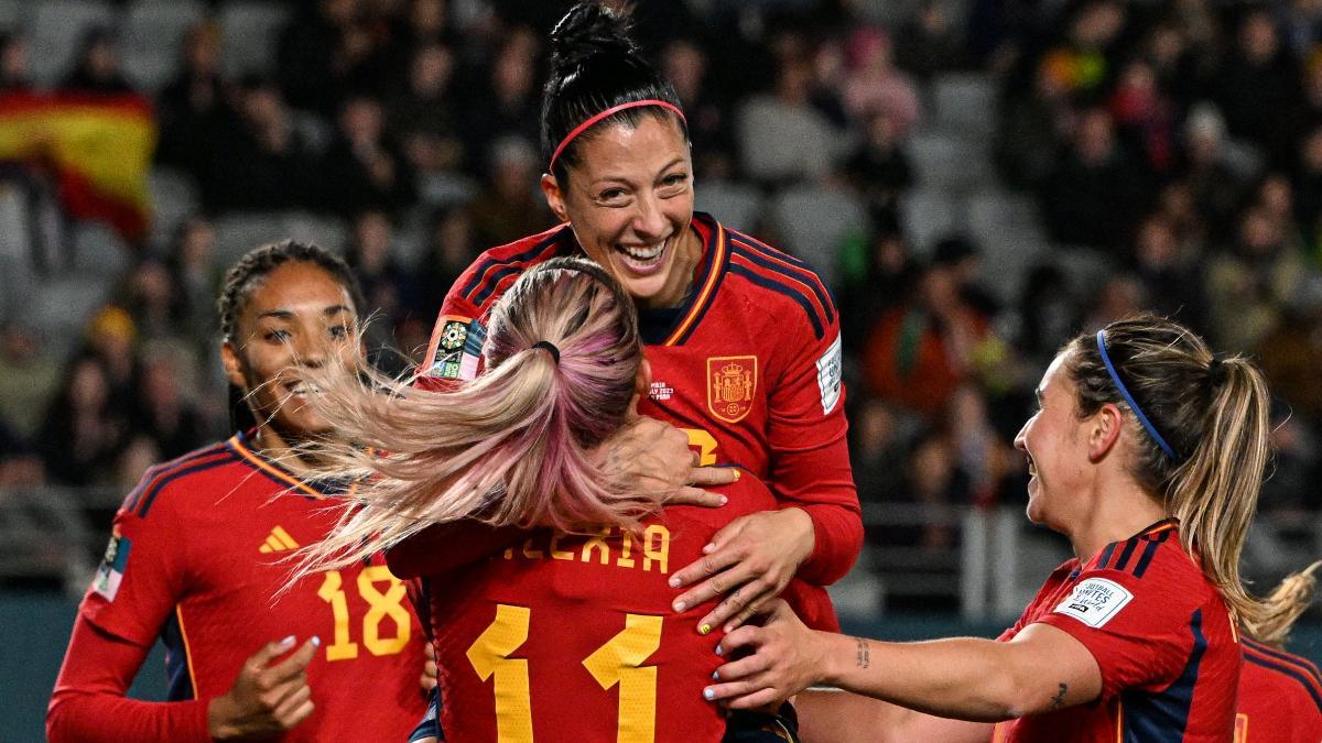 zSergiioG's tweet photo. Alexia Putellas rompe su silencio y carga duramente contra Luis Rubiales tras el beso a Jenni Hermoso y otras actuaciones indignas de un presidente de la RFEF.

Jenni Hermoso no está sola y cuenta con el apoyo de todo un vestuario y todo un país.

Rubiales debe de ser destituido. https://t.co/zAh4UFxgzr