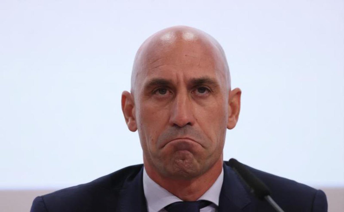 jesus_mazon's tweet photo. Qué vergüenza y qué bochorno que un “macarra de barrio”, soberbio y déspota siga estando ahí impunemente. No se entiende que el mundo del fútbol mantenga un poder tan absoluto e infranqueable en nuestra sociedad. #RubialesDimision #verguenzanacional https://t.co/zhYcrMdI04