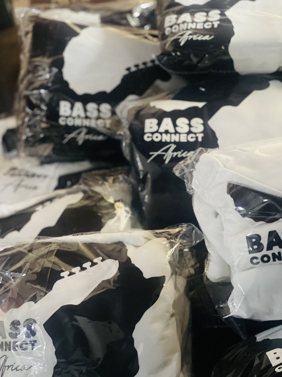 bassconnect_af's tweet photo. First consignment in and ready to be delivered😅😅✅✅✅. Available in white, black and Navy Blue. No matter where you are in the world we got you covered. Send your orders to +233500289291.  @kerenampofo @joelampofo @bhekamthethwa #BassConnect_AfricaHoodies✅ https://t.co/xtqwKenaGV