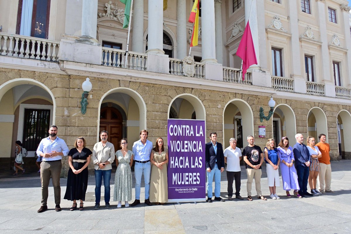 Mi rotunda condena al homicidio por #ViolenciaDeGénero ocurrido en Chipiona. No podemos quedarnos impasibles. Todo mi apoyo a los familiares y amigos. Día triste. Esta misma mañana nos concentramos en Cádiz por el crimen acontecido en mayo en Motril.