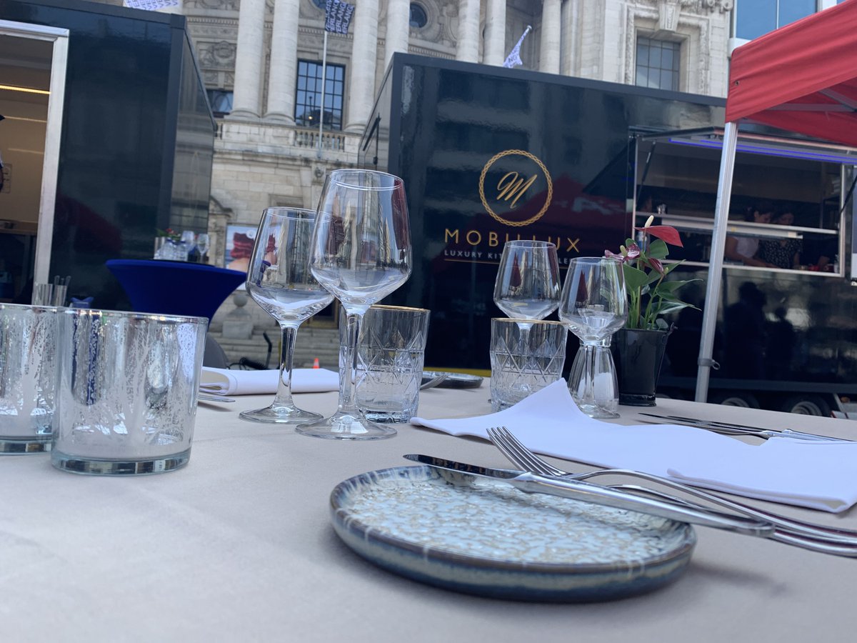 Stad_Antwerpen's tweet photo. Kom tussen 30 augustus en 1 september proeven van een #job in de #horeca op het #Operaplein 🍽 Ontdek in de #horecatrailer of jij één van de vele #vacatures kan invullen. 👉 https://t.co/wK40NG4UHk https://t.co/e1iEmBALYz