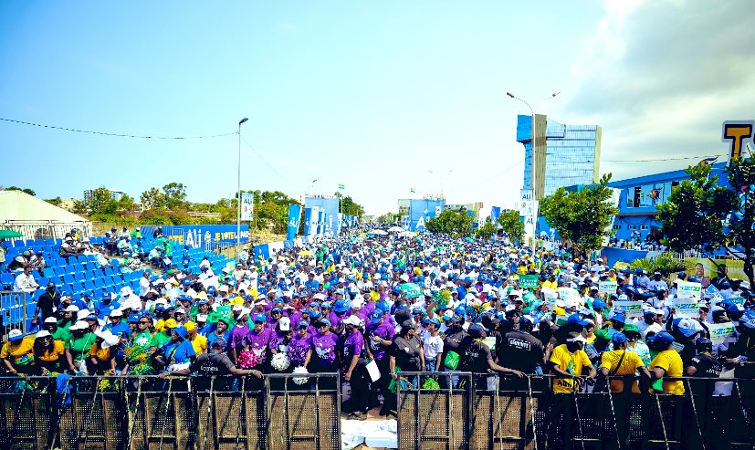 OkawheRavell's tweet photo. Que dire de plus les images parlent d’elles-mêmes le @pdg2R a montré qu'il demeure le parti de masse. Demain ce sera une victoire cash par K.Ô pour notre Champion le @PresidentABO et tous les candidats investis par notre parti.
#Gabon 
#MaVoixCompte 
#AliPourTous 
#JeVote2022 https://t.co/Mh3mzrrM01