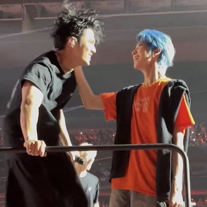 dimplsan's tweet image. golden retriever &amp;amp; black cat energy&amp;gt;&amp;gt;&amp;gt;&amp;gt;