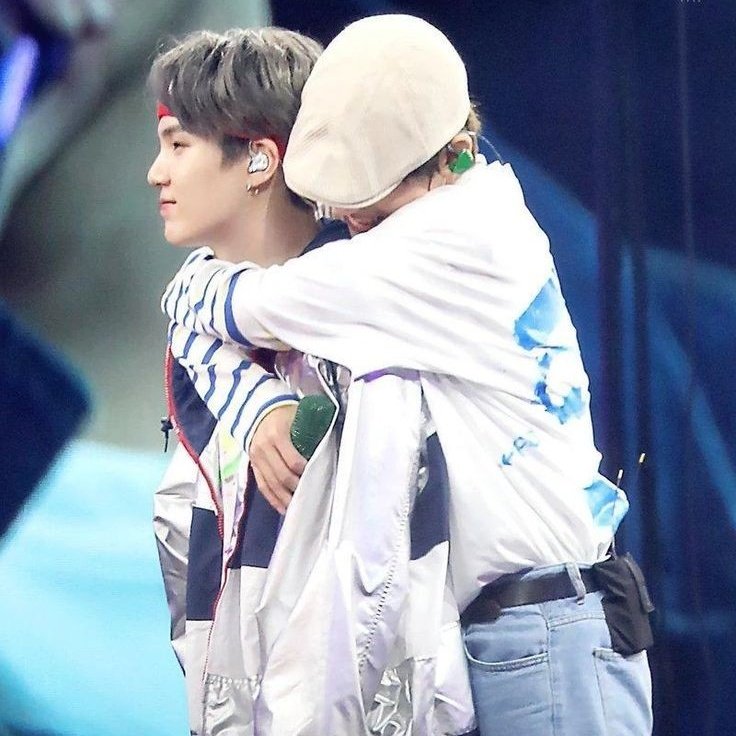 dimplsan's tweet image. golden retriever &amp;amp; black cat energy&amp;gt;&amp;gt;&amp;gt;&amp;gt;