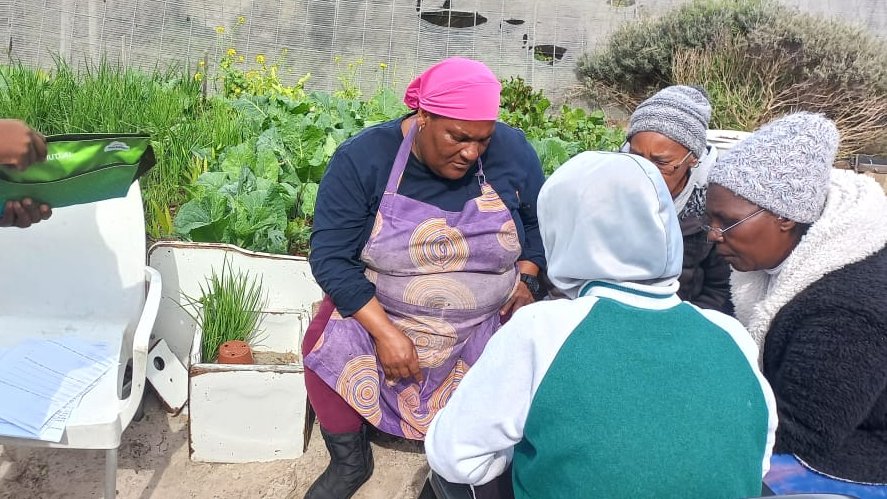 RainbowsMeet's tweet photo. Yesterday, the regular workshop with the women took place in the garden to address the topic of body image and positivity. 💪 In a world where self-acceptance is a journey, we're here to support each other and remind ourselves that our value goes far beyond appearances. #SelfLove https://t.co/NGYRgnTEKi