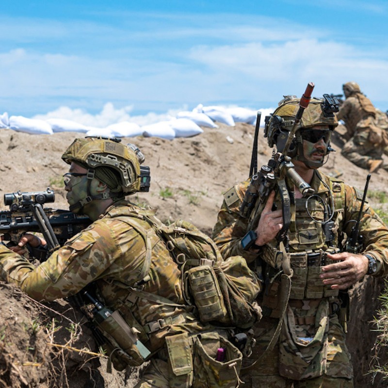 ForcesNews's tweet photo. Australian and Philippines armed forces are practicing re-taking an island from a hostile enemy in a series of joint drills.

This is the first time the Commonwealth nation has offered military support to the Philippines against a backdrop of tensions with China.

Read more 👇