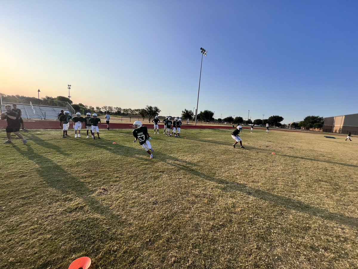 Tolleson20's tweet photo. @HowardBraves Having their guy's physically loose but mentally tight!   Love the atmosphere! #FutureSons @NDNFootball https://t.co/5WHCEr6UK7