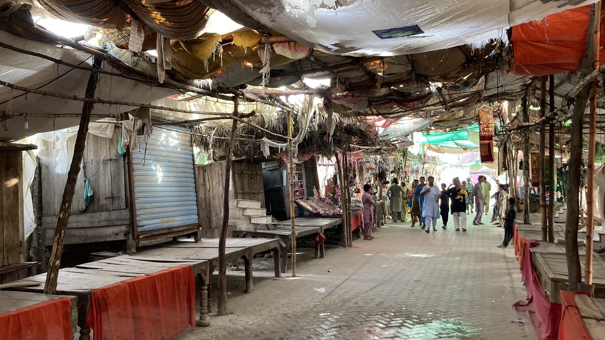 RiazSangi's tweet photo. راڻي پور درگاھ تي ويراني ، مقامي ماڻھو ٻڌائين ٿا ته خميس ائين جمعي تي وڏو انگ لٿل ھوندو آھي ، دڪاندار چون ٿا ماڻھو نه پيا اچن ڌنڌو متاثر پيو ٿئي https://t.co/vBDpaJ4LSP