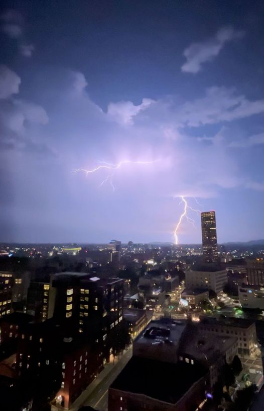Stormy morning in the Portland/Vancouver metro area! Thanks to Nicole Spinden for sending in this photo.