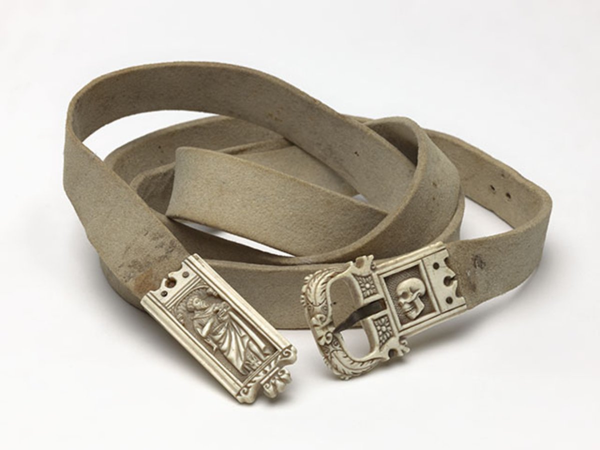 Do you know what day it is? YES #JewelryFriday👑! So don't miss this beautiful #ivory buckle belt, which dates back to the 16th century South Netherlands (probably Ghent). On the left hand you can see John the Baptist with (1/2)
#medievaltwitter #earlymodernperiod

© STAM Gent.