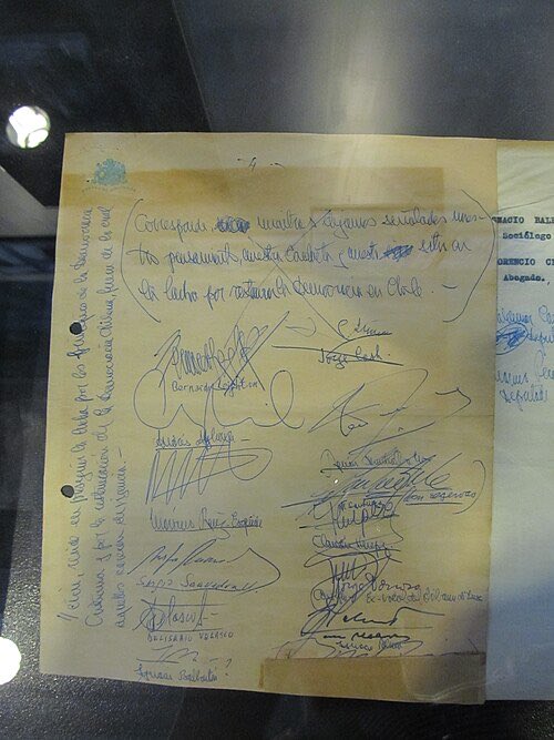 Falleció Belisario Velasco. Su actitud valiente, minoritaria entonces en la DC, firmando la carta que rechazó el Golpe de Estado apenas ocurrido, junto a Bernardo Leighton y Andrés Aylwin, queda inscrito en la Historia. Mis condolencias a sus hijas y colegas, y a su familia.