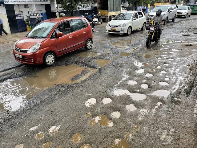 aapkaprithvi's tweet photo. ISRO Chandrayaan team is based out of Bengaluru.
Thanks to #BBMP the team has had lots of experience and practice in navigating and landing safely on uneven surfaces.
Check out intial photos taken of the surface of the moon and potholed roads in Bengaluru !
#ThankUBBMP https://t.co/7tHa2elylq