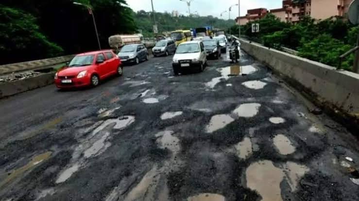aapkaprithvi's tweet photo. ISRO Chandrayaan team is based out of Bengaluru.
Thanks to #BBMP the team has had lots of experience and practice in navigating and landing safely on uneven surfaces.
Check out intial photos taken of the surface of the moon and potholed roads in Bengaluru !
#ThankUBBMP https://t.co/7tHa2elylq