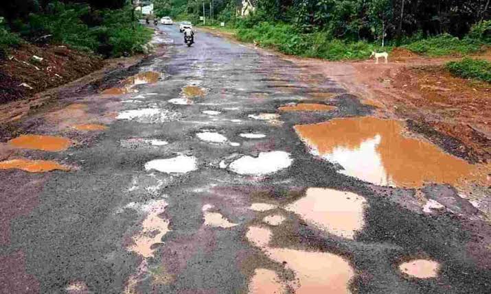 aapkaprithvi's tweet photo. ISRO Chandrayaan team is based out of Bengaluru.
Thanks to #BBMP the team has had lots of experience and practice in navigating and landing safely on uneven surfaces.
Check out intial photos taken of the surface of the moon and potholed roads in Bengaluru !
#ThankUBBMP https://t.co/7tHa2elylq