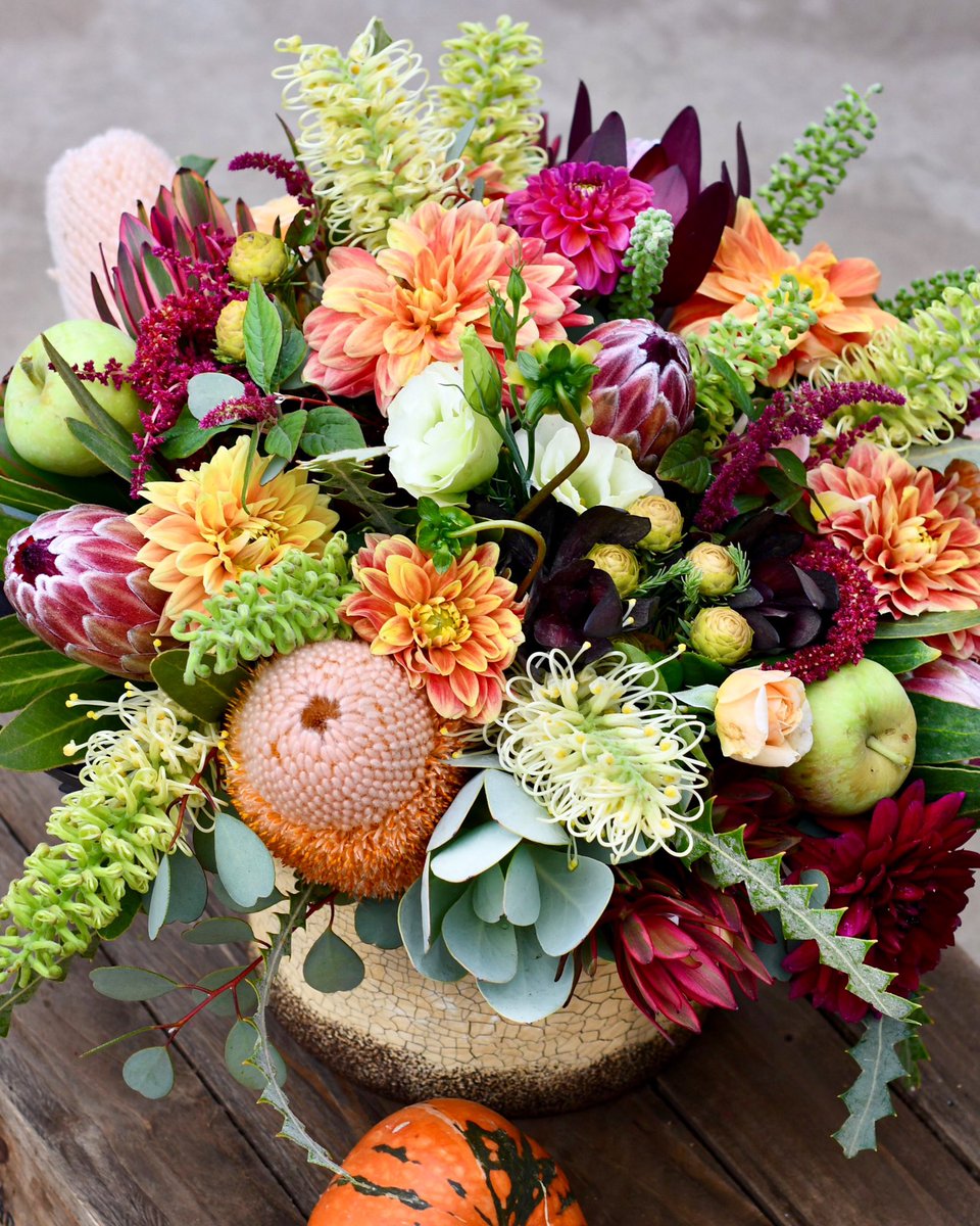 Happy Friday! Here to add an early touch of autumn to your day 🍂🌷🧡🌼🌿 #fridayfeeling #inspiredbynature #protea #fallstateofmind #allthingsbotanical #cagrown