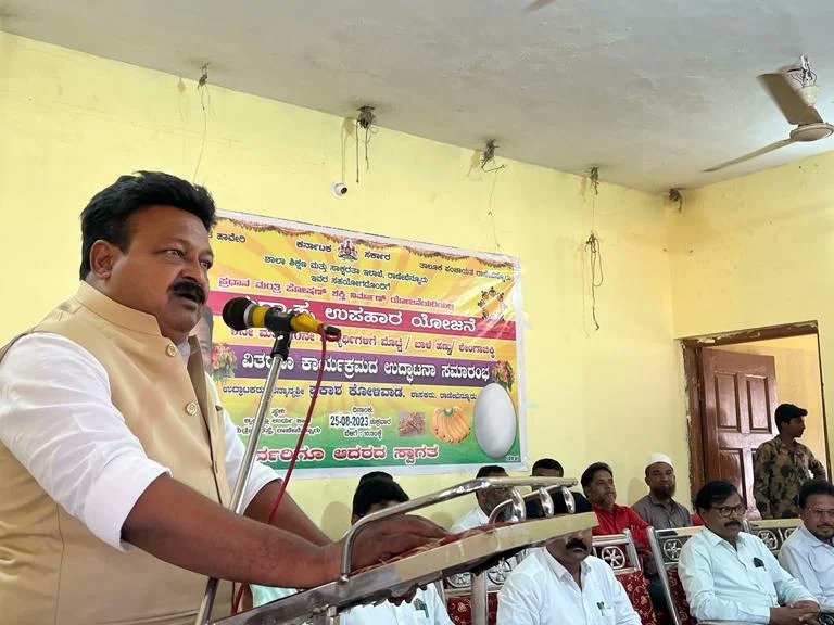 ರಾಣೇಬೆನ್ನೂರು ನಗರದ ಆಂಗ್ಲೋ ಉರ್ದು ಶಾಲೆಯಲ್ಲಿ ಮಕ್ಕಳಿಗೆ ಪೌಷ್ಟಿಕ ಆಹಾರ ನೀಡುವ ಉದ್ದೇಶದಿಂದ ಕೈಗೊಂಡಿರುವ ಮಧ್ಯಾಹ್ನದ ಉಪಹಾರ ಯೋಜನೆಗೆ ಚಾಲನೆ ನೀಡಿದೆನು.