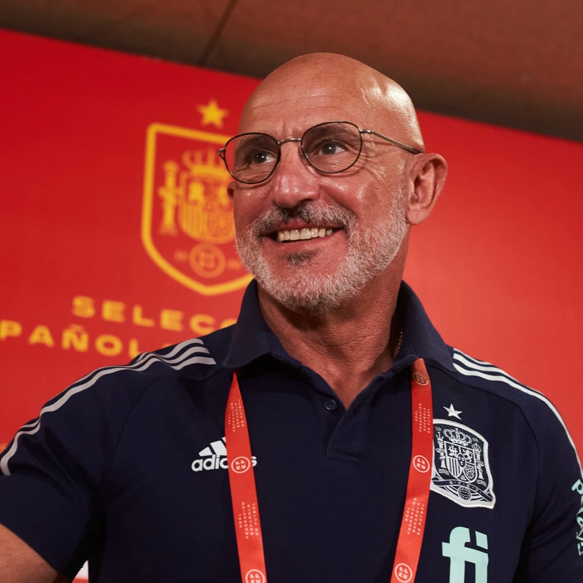 Luis de la Fuente, seleccionador nacional, ha aplaudido a rabiar los ataques de Rubiales contra el feminismo. Es decir, los ataques contra los derechos de la mitad de la población. Soy muy futbolero, pero conmigo que no cuenten animando al otro lado con este tío en el banquillo.