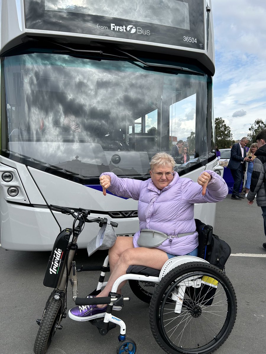 So crashed First’s little publicity party. Had a 20 minute rant at the CEO about missed opportunities until he was dragged away from me, replaced by another Exec who told me they have been doing lots of work on design with disabled passengers in West Yorkshire.
That doesn’t…🧵