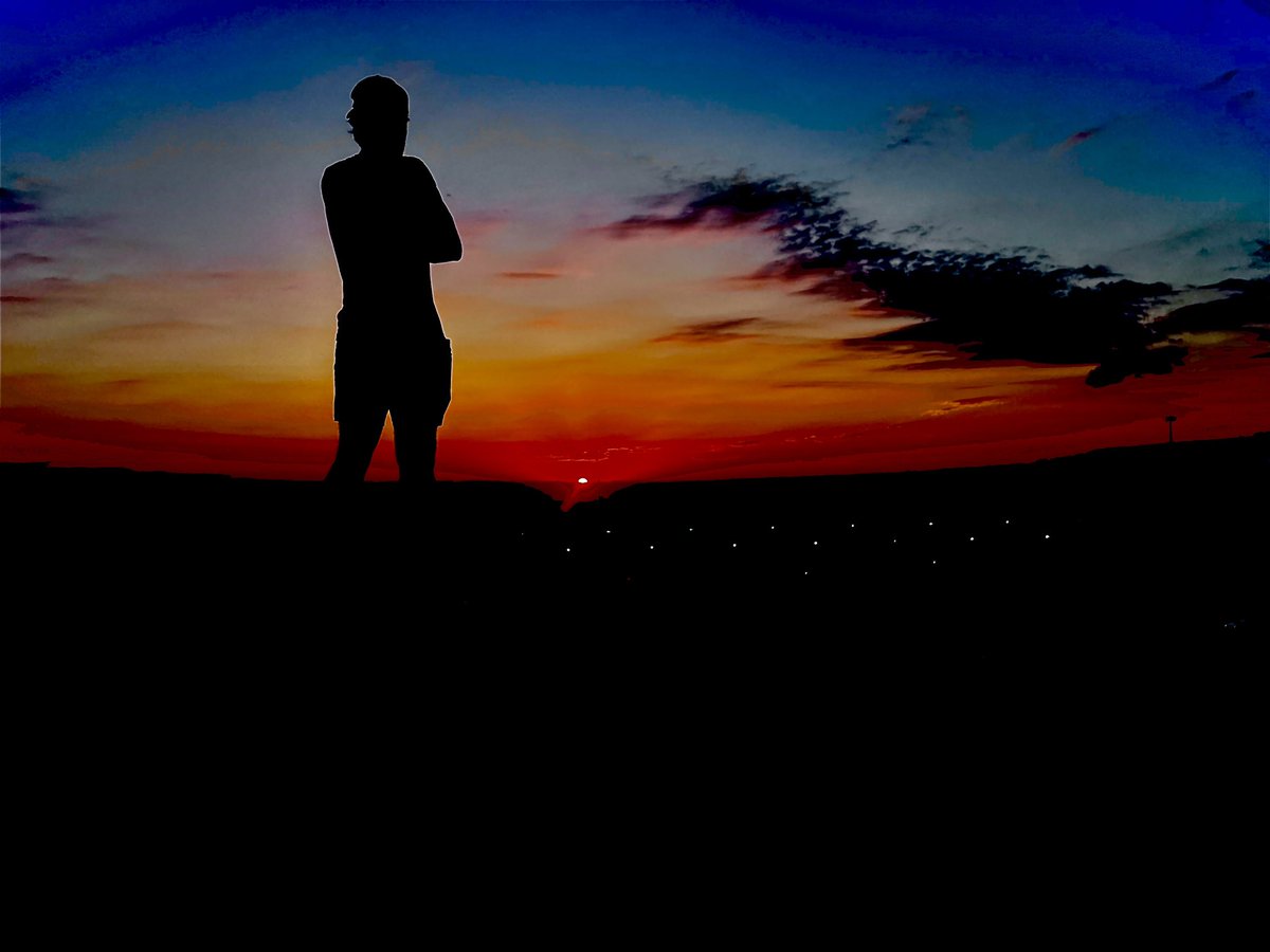 Ms_Giulia_Art's tweet photo. Photo 1 students are working on their sunset silhouette projects! Awesome job Callie, Will, Elaina & Juliet #firebirdart #photoclass #sunsetphotography https://t.co/PvLXzKLKWX