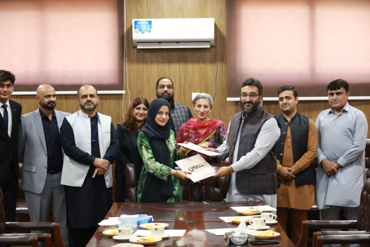 DELQAU's tweet photo. School of Law @QAU_Official entered a collaboration with parliament based Legislative Drafting &amp; Research Clinic @TADVEEN_ Project of @Mantaq_ Center of Research. Prof Dr Hafiz AzizurRehman, Director @LawMediaCellQAU &amp; Ms Farzana Yaqoob @farzanaY1947 signed the MoU @DrNiazAhmadSI https://t.co/7dg6ith5jI