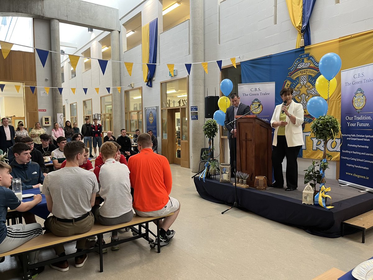 NormaFoleyTD1's tweet photo. Great Buzz this morning at @thegreencbs Tralee. Delighted to meet so many students, parents and teachers and to have the opportunity to congratulate them in person on their Leaving Certificate achievements. Heartfelt congratulations to Cian Heaslip on his fantastic Gaisce award. https://t.co/y8f6UPDvwu