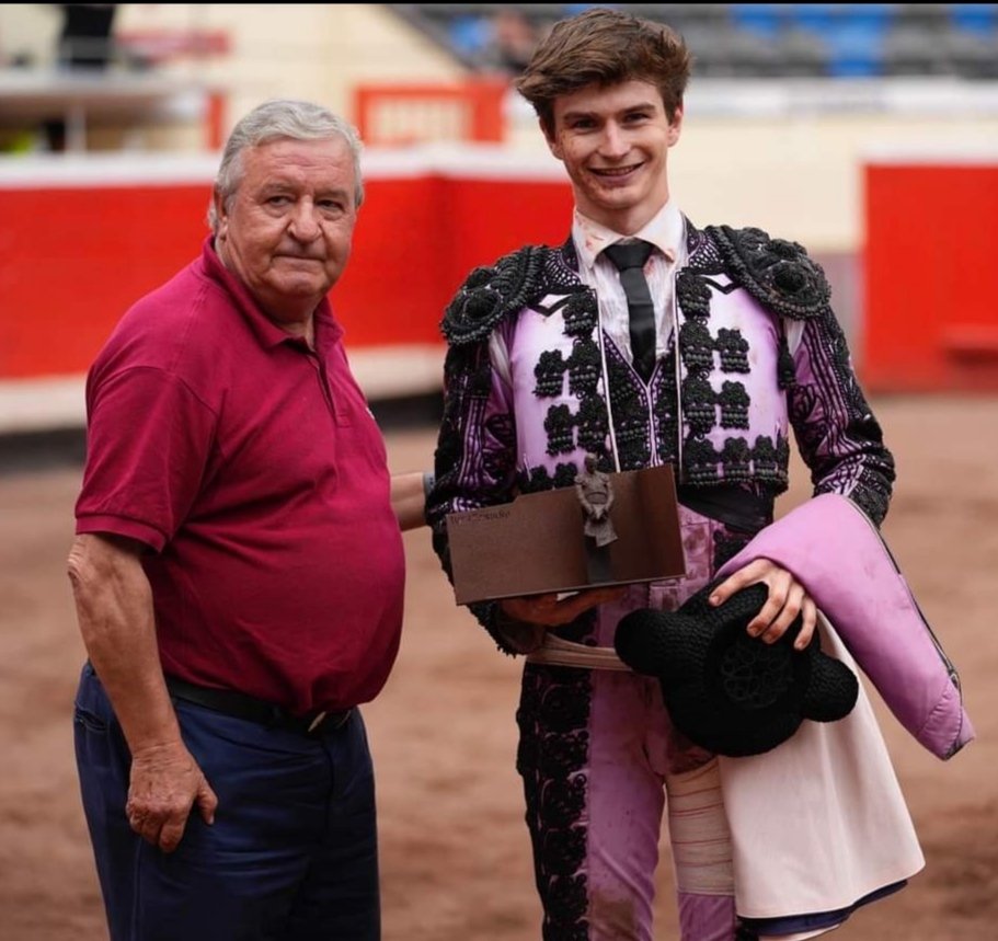 El alumno de la <a href="/EscuelaTaurinaP/">Escuela Taurina Palencia</a> <a href="/ruizdevelasco_/">Eduardo RV</a> se proclama triunfador del II memorial Iván Fandiño. Enhorabuena por este gran paso en el camino 👏👏👏👏