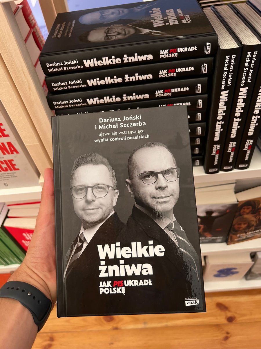 MichalSzczerba's tweet photo. Podobno już bestseller na #Campus2023. W poniedziałek o 14:30 po spotkaniu w #CampusArena z @Dariusz_Jonski podpiszemy ją dla Was. 📚✍️✌️#WielkieŻniwa #JakPiSUkradłPolskę @HoryzontZnak https://t.co/dNcfzNDNcG