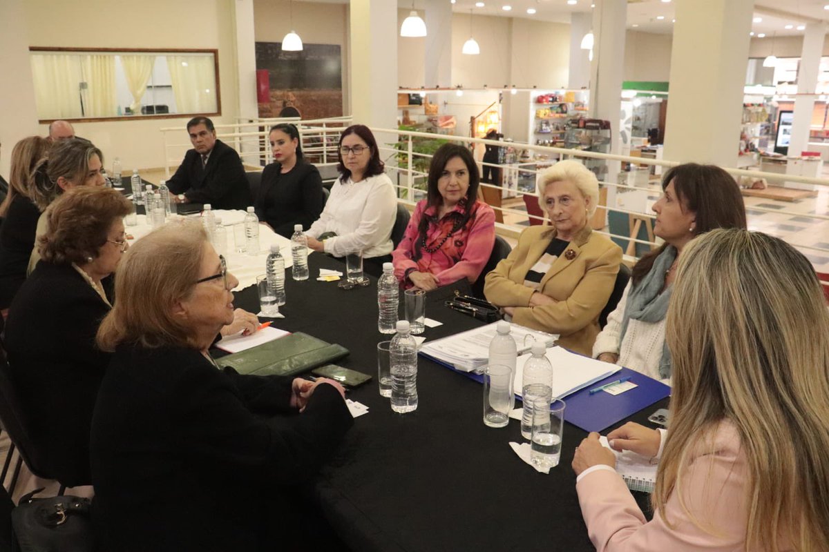 Senatur_Py's tweet photo. 🇵🇾🧳✈️🤝 Senatur y AAVIP analizaron tareas conjuntas

La ministra de turismo, @AngieDuartePy y referentes de la @AAVIParaguay desarrollaron primera mesa de trabajo en donde analizaron el plan de acción a llevar a cabo en este nuevo periodo de la Senatur.

#GobiernoDelParaguay https://t.co/uZbzR3pF3P