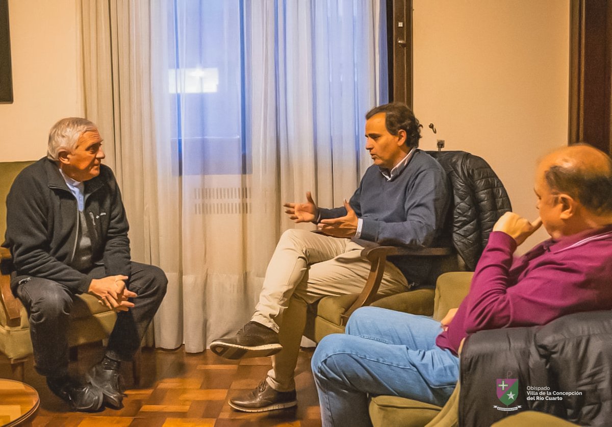 DIÁLOGO ENTRE LA IGLESIA Y EL MUNICIPIO TRAS LOS HECHOS DE VIOLENCIA

El obispo Uriona y el intendente Llamosas se reunieron con el vicepresidente de Cáritas para analizar la situación tras los hechos del domingo. instagram.com/p/CwXgEQOIxZK/