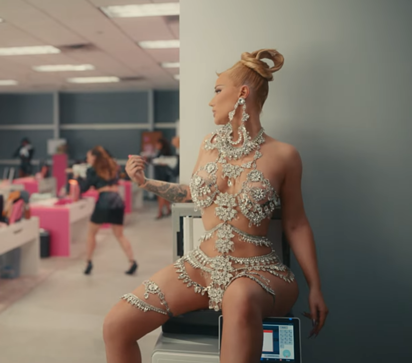 mearilvva's tweet photo. my sis @IGGYAZALEA just printed out her ass #MONEYCOME https://t.co/63nbewrQ9Q