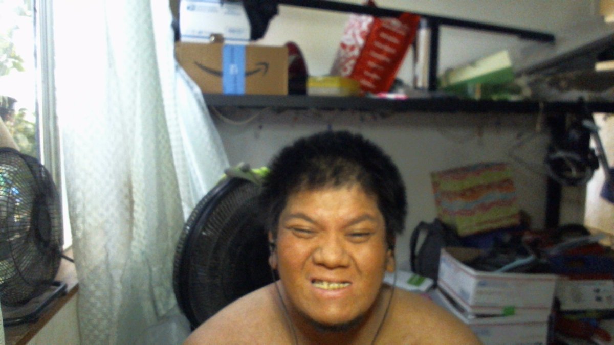 WeazelMart's tweet photo. I don't really smile with my teeth, because they're bad. #smile #teeth https://t.co/zPftLi714U